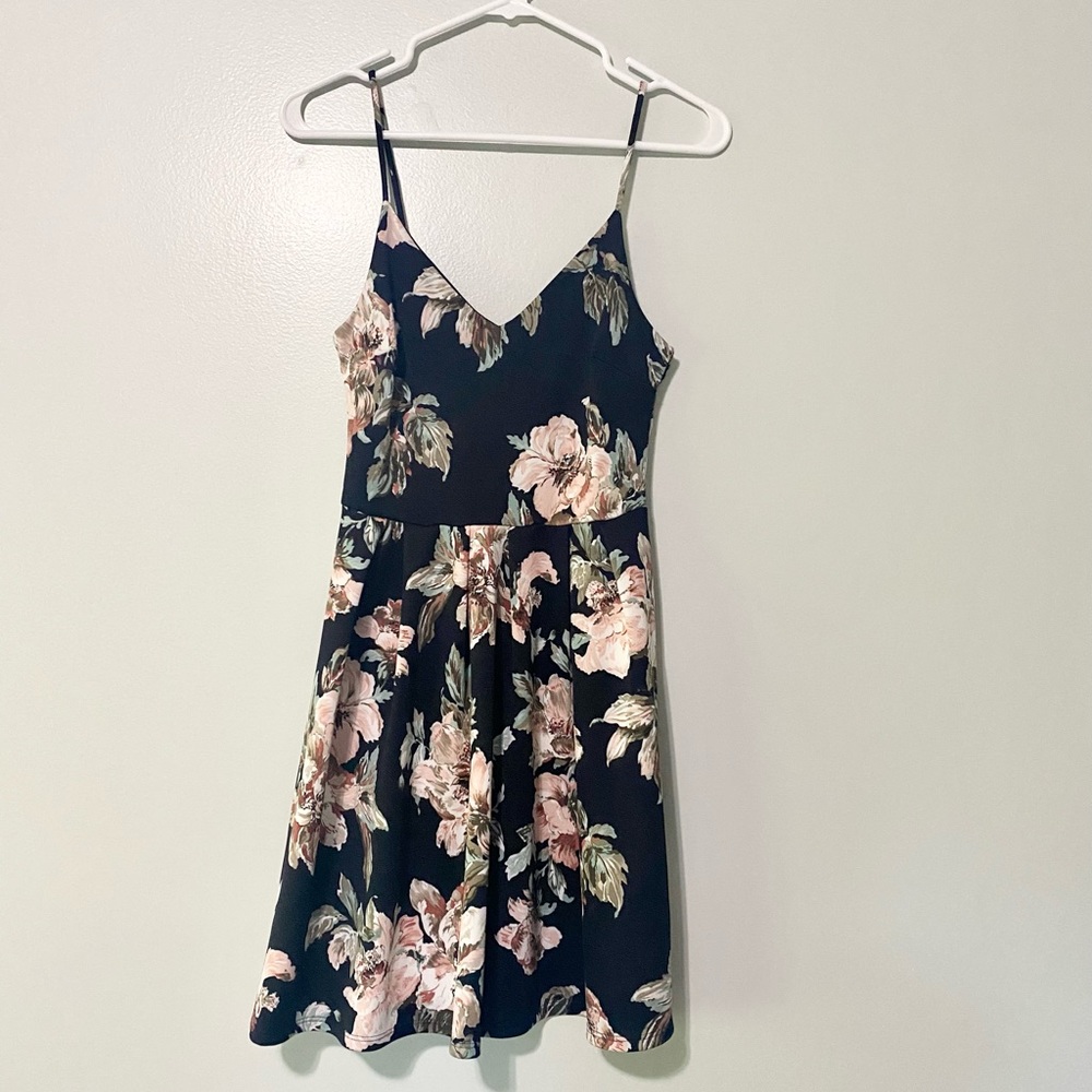 Soprano Mini Floral Spaghetti Strap V-neck Dress Size Medium